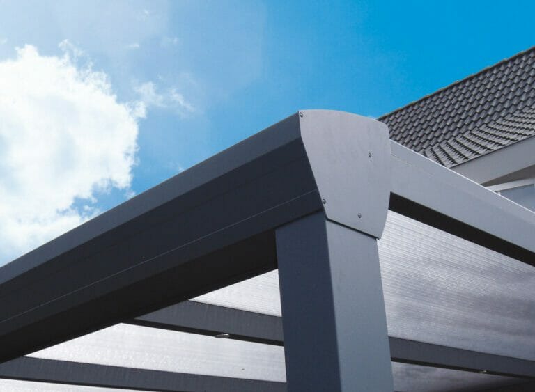 Detail Pfosten und Rinne einer Alu-Terrassenüberdachung Detail: Aluminium-Pfosten und Rinnenprofil der Classic L vor blauem Himmel