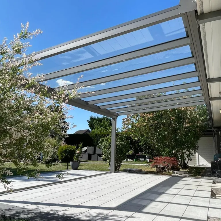Glasdach einer Alu-Terrassenüberdachung von unten Glasdach der Terrassenüberdachung Classic L von unten mit Aluminium-Sparren