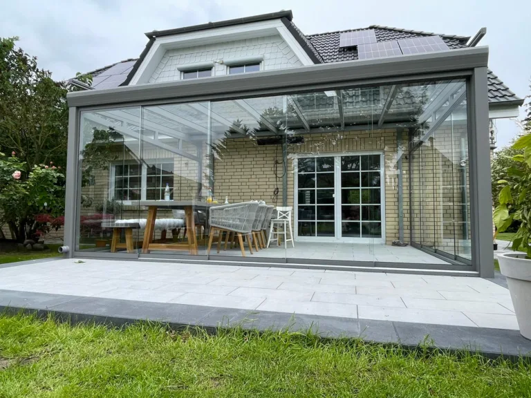 Terrassendach mit Glasschiebewänden am Einfamilienhaus Terrassenüberdachung Classic L mit Glasschiebewänden als Kaltwintergarten am Einfamilienhaus