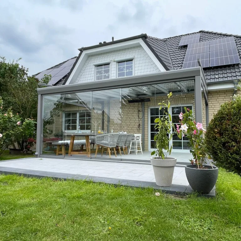 Terrassendach mit Glasschiebewänden und Garten Terrassenüberdachung Classic L mit rundum Glasschiebewänden und Rasenfläche