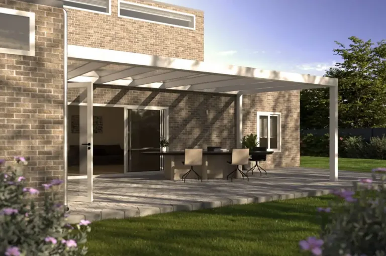 Weiße Classic L Plus mit Essbereich Weiße Classic L Plus über einer Terrasse mit Rasen und Essbereich