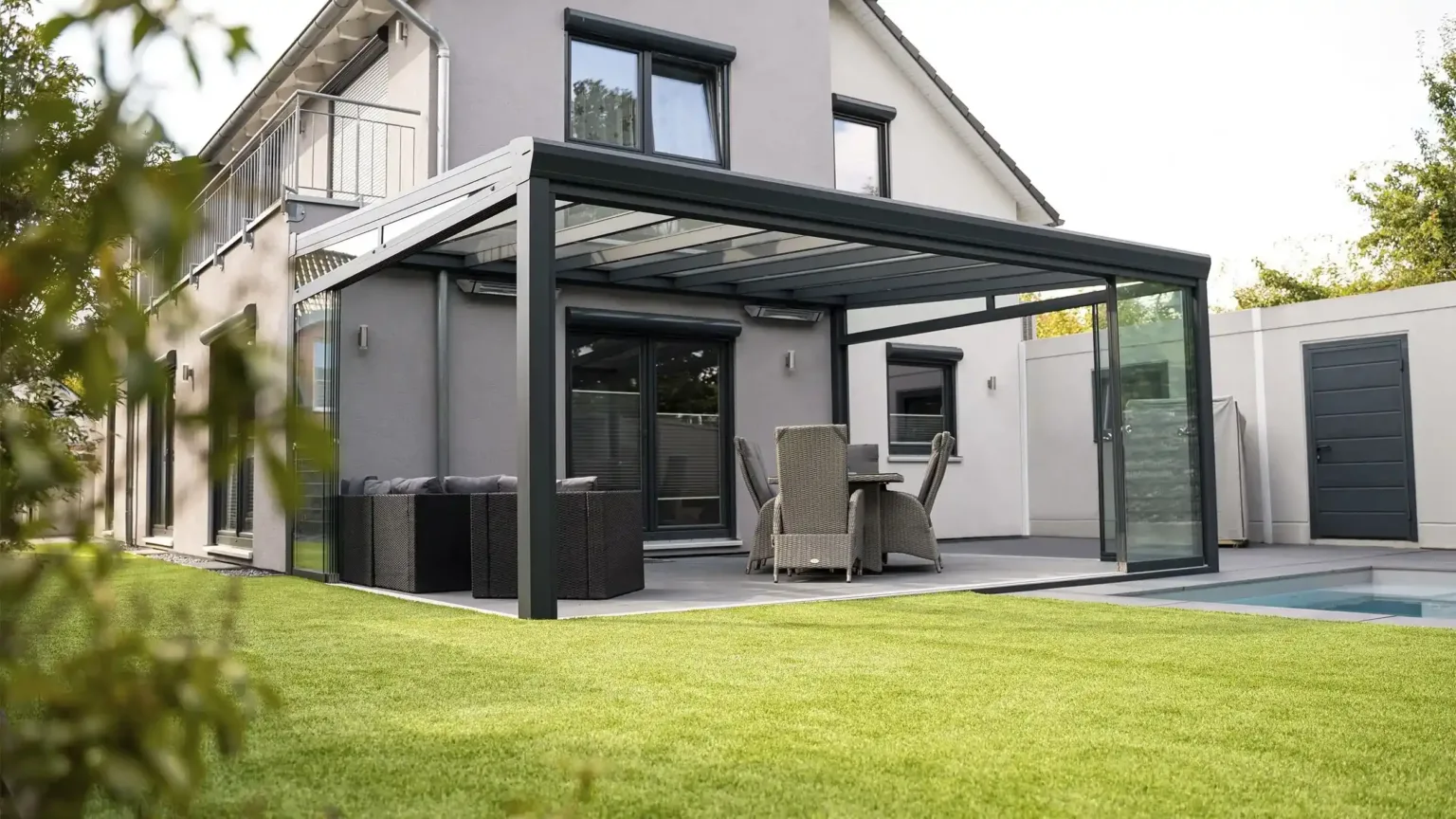 Terrasseria 1 Herbstaktion: Kaltwintergarten mit Heizstrahler gratis dazu, Terrassendach mit LED-Lichtpaket gratis dazu, plus 10 % Rabatt aufs Dach